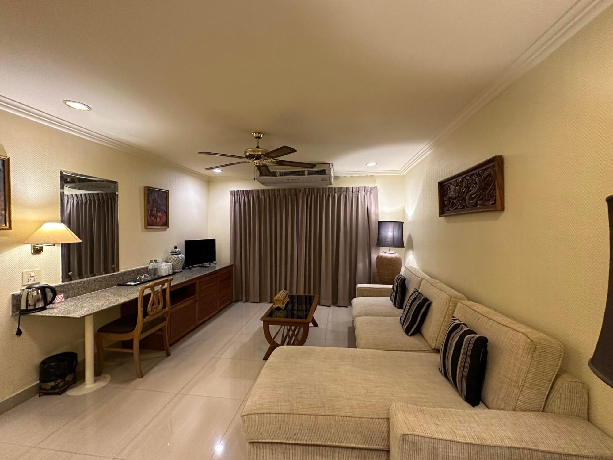 Copa Hotel Pattaya Exterior photo